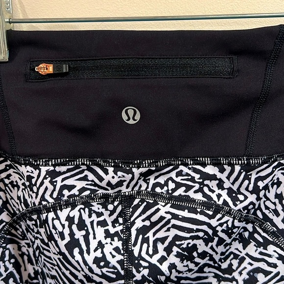 🔥Lululemon Black and White Patterned Leggings🔥 - Picture 7 of 7